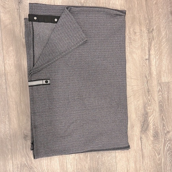 Lululemon Vinyasa Cover up/Scarf - Picture 2 of 2